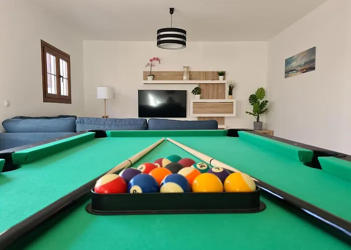 Luxury 4-bedroom With Heated Pool + Sea View *