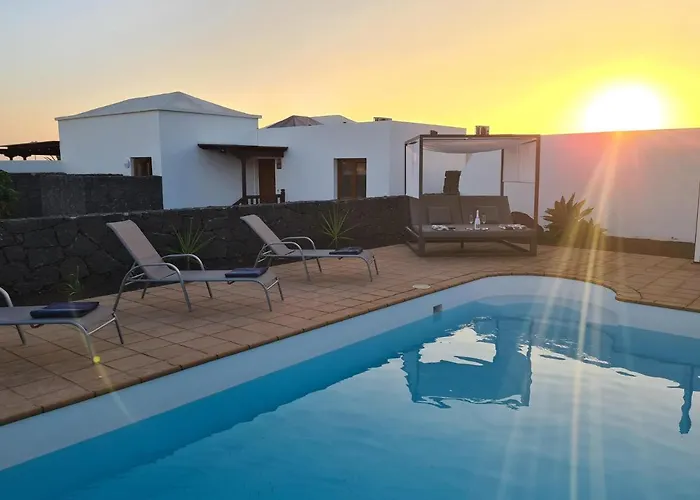 Villa Luxury 4-bedroom With Heated Pool + Sea View *