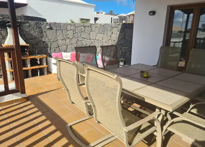 Villa Luxury 4-bedroom With Heated Pool + Sea View