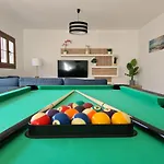 Luxury 4-bedroom With Heated Pool + Sea View *