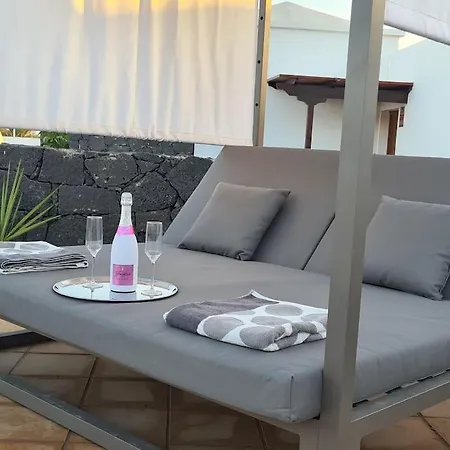 Luxury 4-bedroom With Heated Pool + Sea View Playa Blanca (Lanzarote)