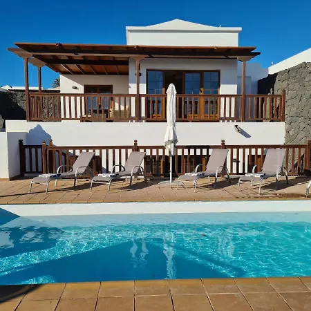 Luxury 4-bedroom With Heated Pool + Sea View