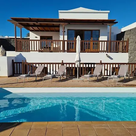 Luxury 4-bedroom With Heated Pool + Sea View Villa Playa Blanca (Lanzarote)
