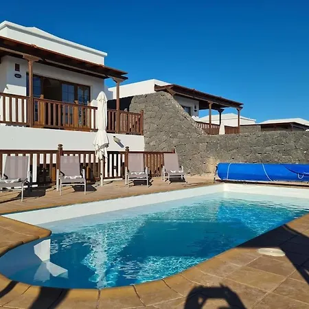 Luxury 4-bedroom With Heated Pool + Sea View Playa Blanca (Lanzarote)
