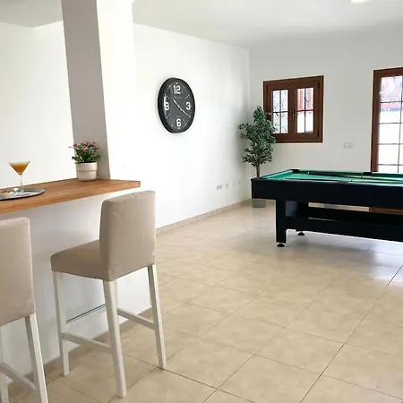 Villa Luxury 4-bedroom With Heated Pool + Sea View