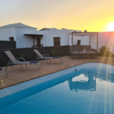 Villa Luxury 4-bedroom With Heated Pool + Sea View *