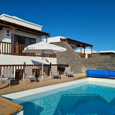 Villa Luxury 4-bedroom With Heated Pool + Sea View