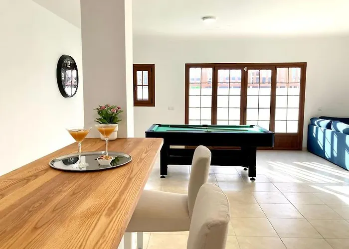 Βίλα Luxury 4-bedroom With Heated Pool + Sea View *