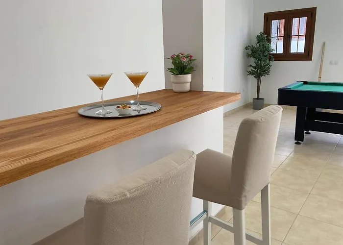 Luxury 4-bedroom With Heated Pool + Sea View