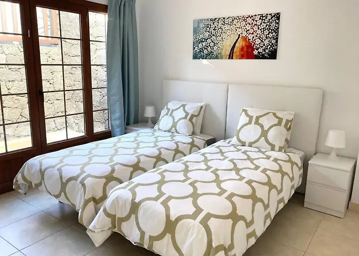 Luxury 4-bedroom With Heated Pool + Sea View Βίλα