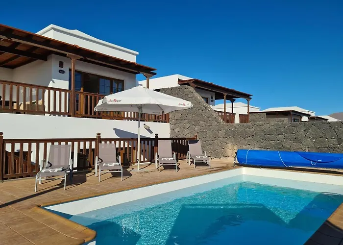 Βίλα Luxury 4-bedroom With Heated Pool + Sea View