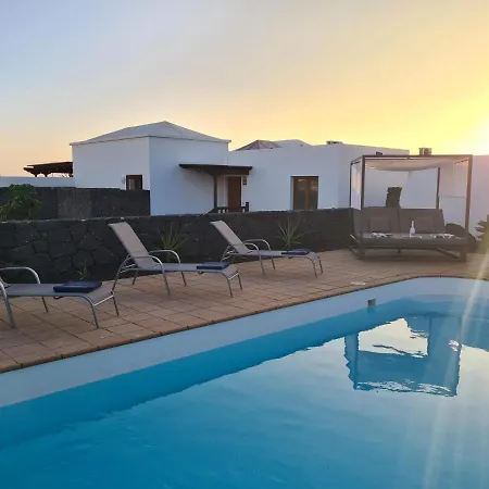 Luxury 4-bedroom With Heated Pool + Sea View Vila